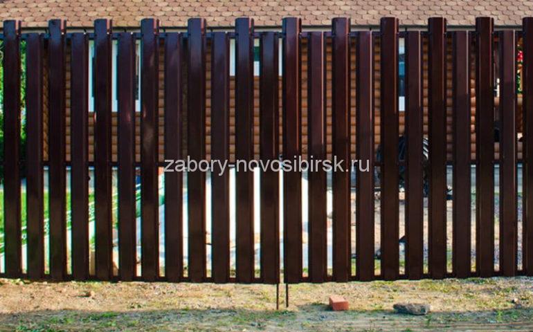забор из евроштакетника с распашными воротами